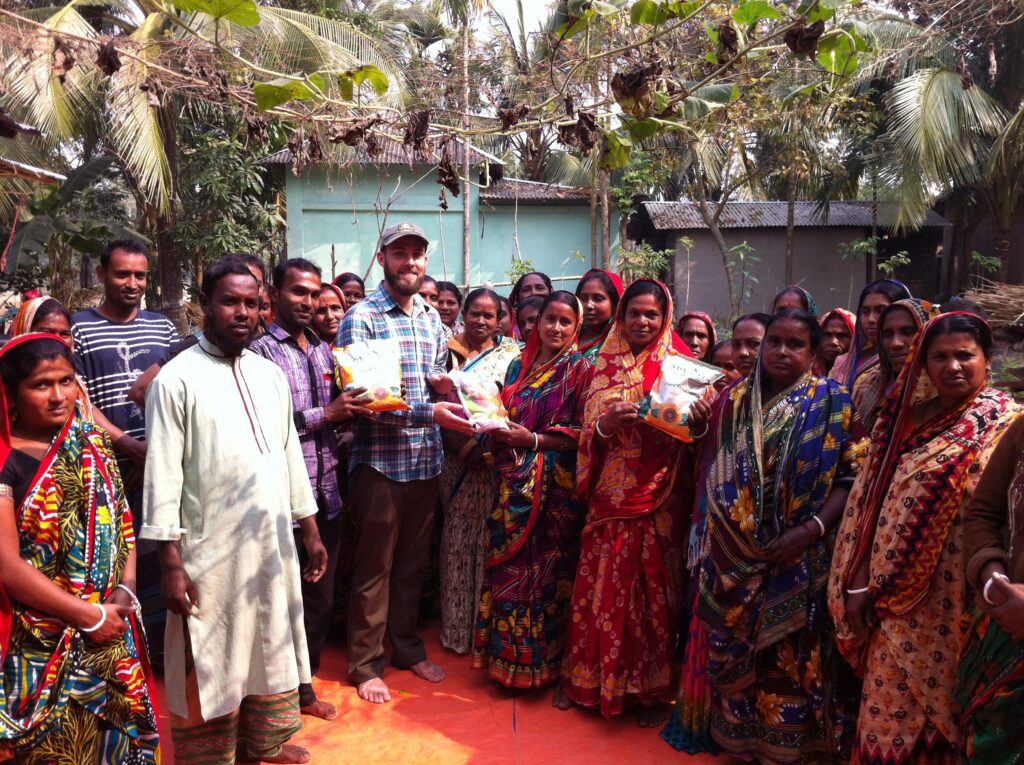 Aaron shew with crowd in Bangladesh